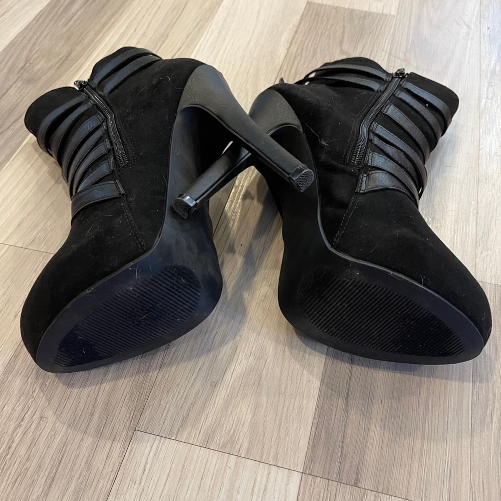 Black ankle heeled boots - Picture 4 of 4